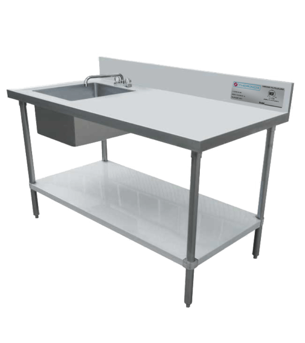 Ceci est une image d'un évier avec table de travail de Thorinox. Thorinox est un équipement en acier inoxydable de haute qualité destiné aux restaurants et autres types de postes de travail.